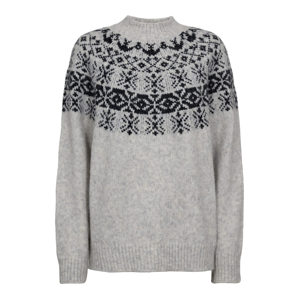 En blød, lysegrå uldtrøje med karakteristisk nordisk mønster i sort omkring bærestykket. Trøjen har en tætsiddende ribkant ved halsen, manchetter og taljekant, løstsiddende pasform og let mohair-lignende struktur, som giver et fluffy udtryk. Den tidløse skandinaviske stil kombinerer varme og enkelhed, velegnet til kolde dage og hyggelige lag-på-lag outfits. Perfekt til weekend- og fritidsbrug.