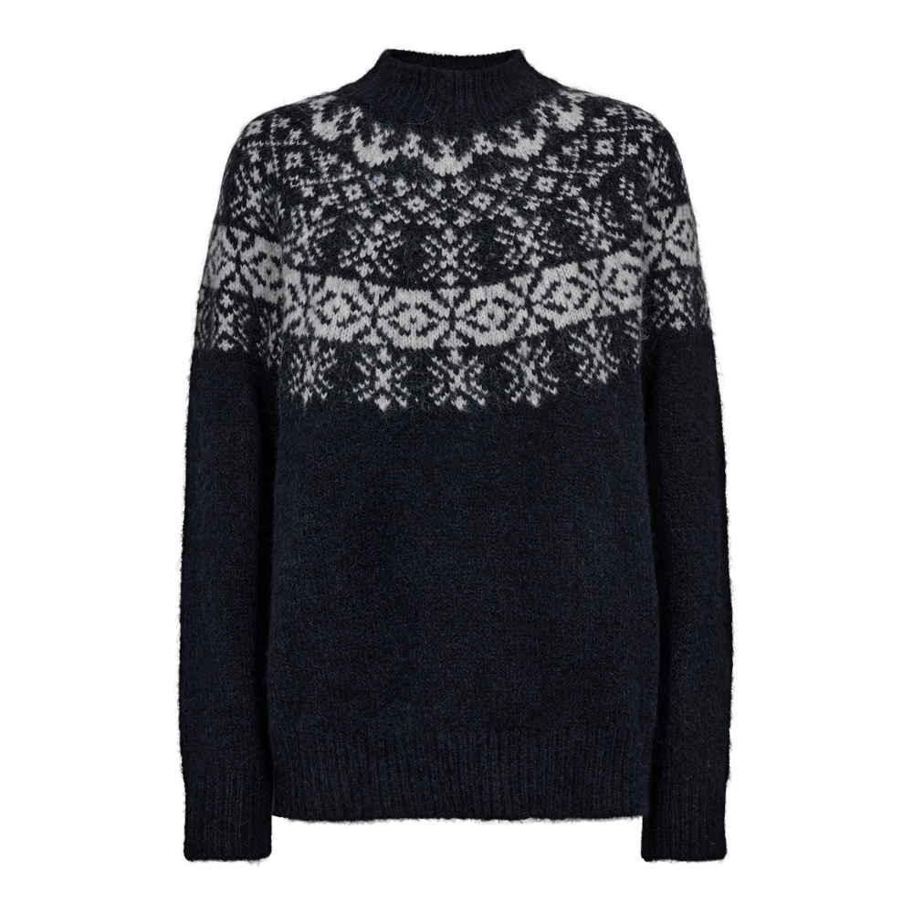 Mørkeblå, kraftig striktrøje med traditionelle nordiske mønstre i hvidt tværs over bryst og skuldre. Høj ribstrikket krave, lange ærmer og ribkant forneden. Garnet virker blødt og let ludet, som mohair eller uld, hvilket giver et varmt og hyggeligt udtryk. Enkel, klassisk pasform der egner sig godt til vinterbrug og afslappede lag-på-lag looks.