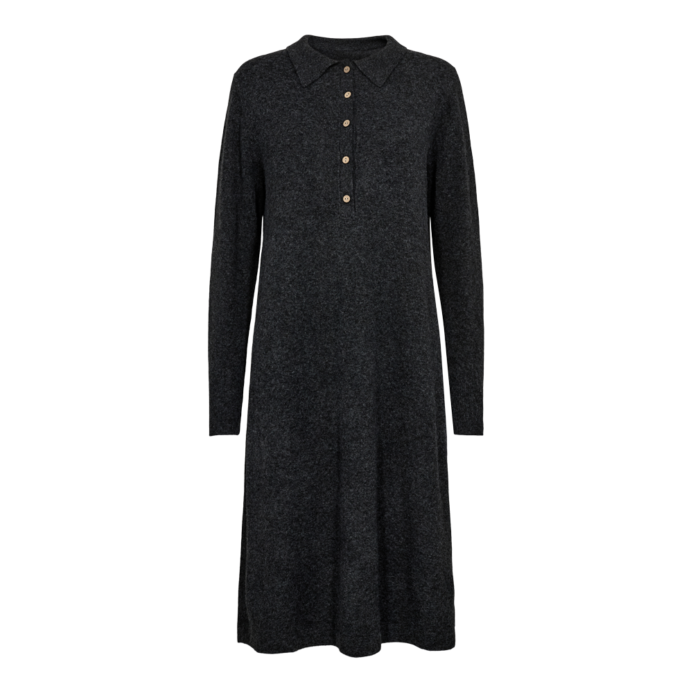 Lang, mørkegrå strikkjole med lange ærmer og klassisk krave samt en lodret række træfarvede knapper. Enkel A-formet pasform, der falder løst omkring kroppen og når under knæet. Materialet ser blødt og varmt ud, egnet til kølige dage. Stilren og alsidig model, som fungerer godt både til hverdag med støvler og til mere formelle lejligheder med fine accessories.