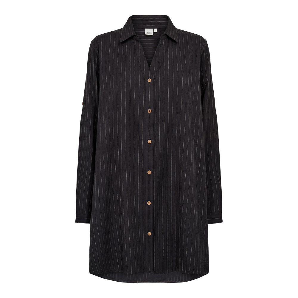 Sort, lang skjorte med fine, lyse lodrette striber og en klassisk krave. Den lukkes med runde, træfarvede knapper ned foran og har lange ærmer med manchetter. Skjorten er let oversized med en buet nederkant, hvilket giver et afslappet, men elegant udtryk. Enkel og alsidig, velegnet som skjortekjole eller som lag-på-lag over jeans og bukser til både hverdag og arbejde.