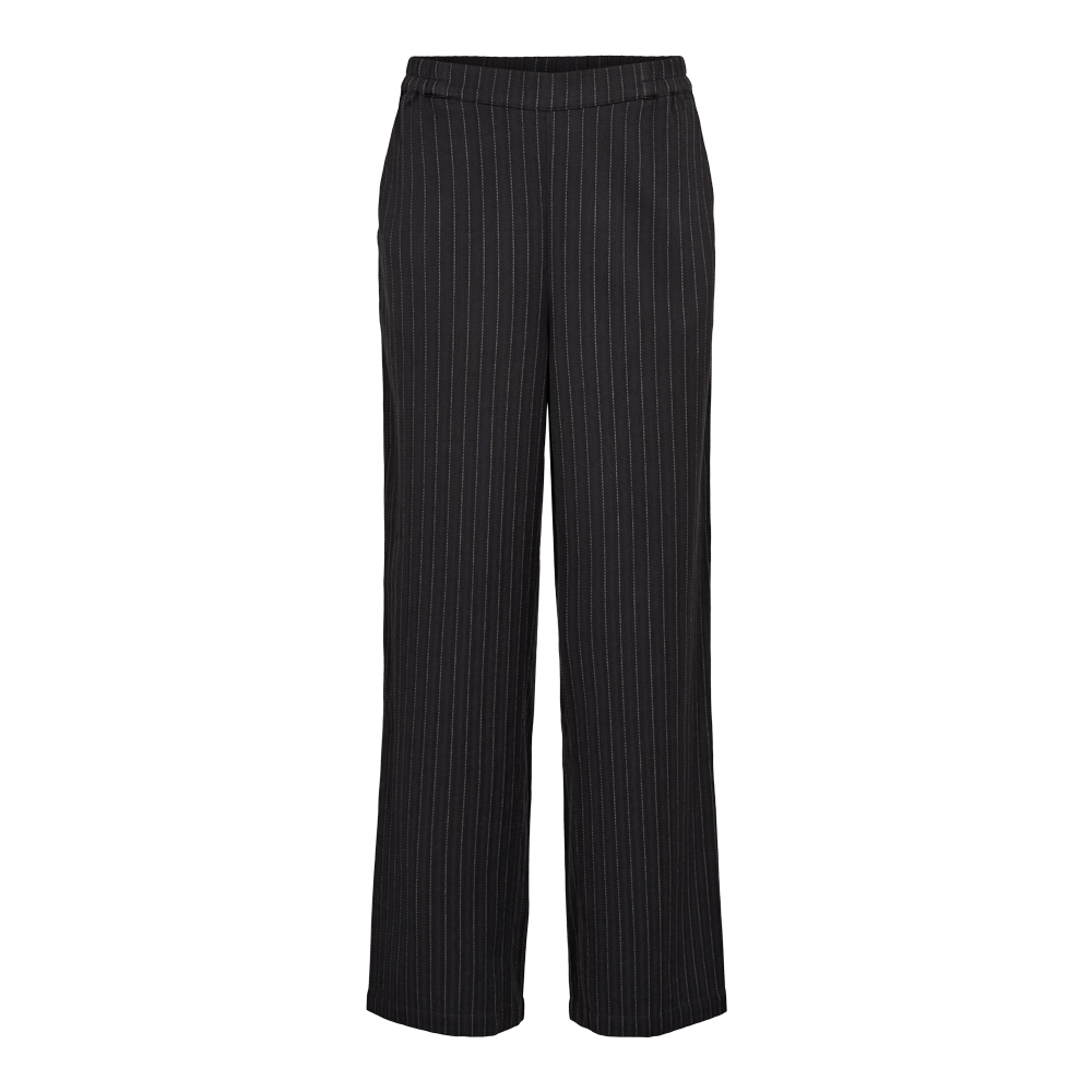 Et par mørke, sortgrå bukser med fine, tynde, hvide striber, skåret i en lige og let vid model. Taljen er elastisk og giver komfort, mens de lange ben falder blødt og skaber et afslappet men elegant udtryk. Materialet virker let og struktureret, velegnet til både kontorbrug og afslappede weekendlooks. Kombinationen af lodrette striber giver et slankende visuelt indtryk.