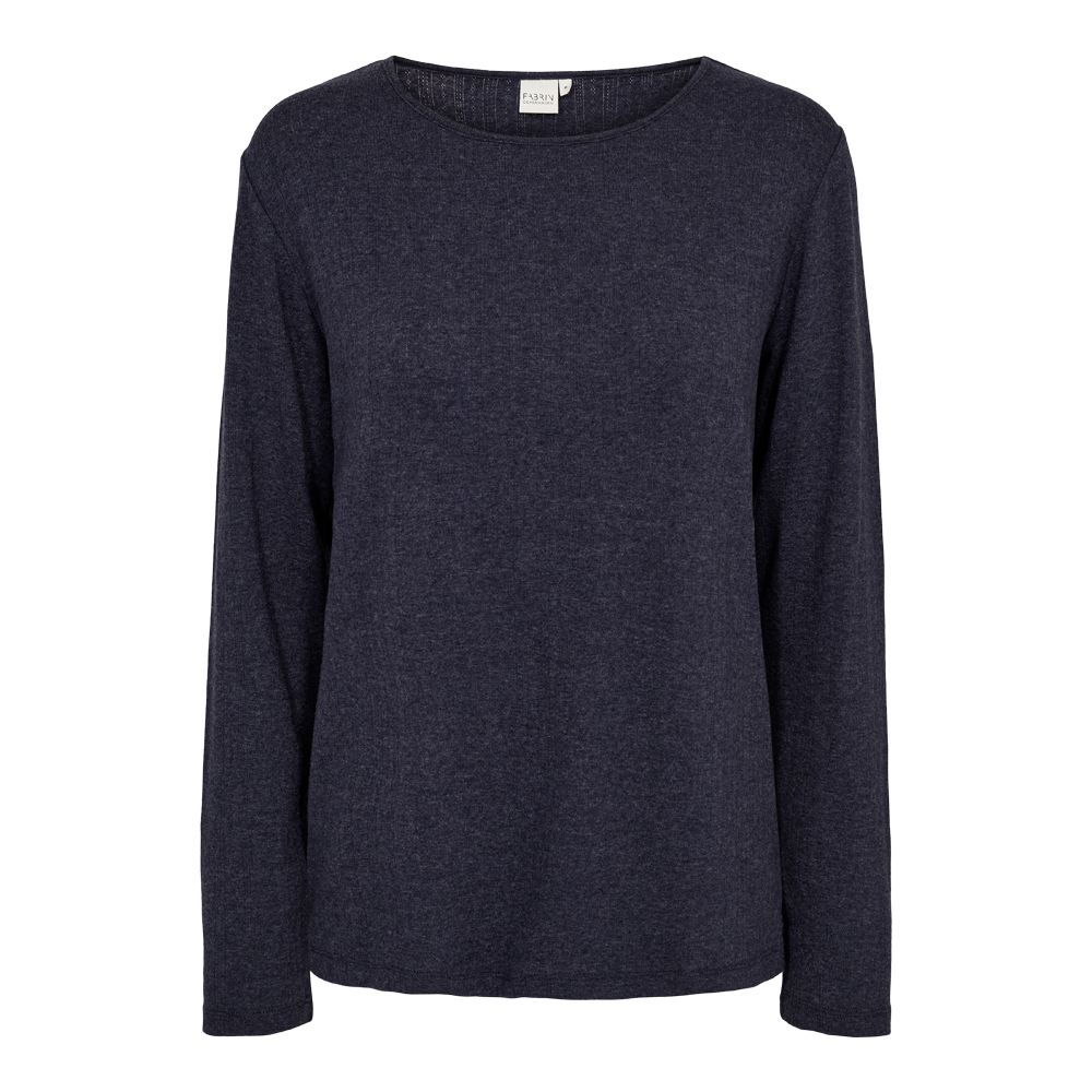 En enkel, mørkeblå bluse med rund hals og lange ærmer. Stoffet ser blødt og let struktureret ud, med en afslappet, lige pasform der falder rent ned over kroppen. Designet er minimalistisk uden synlige detaljer, hvilket gør den alsidig til både hverdag og lag-på-lag-styling. Diskret mærke i nakken og rene kanter giver et stilrent, tidløst udtryk.