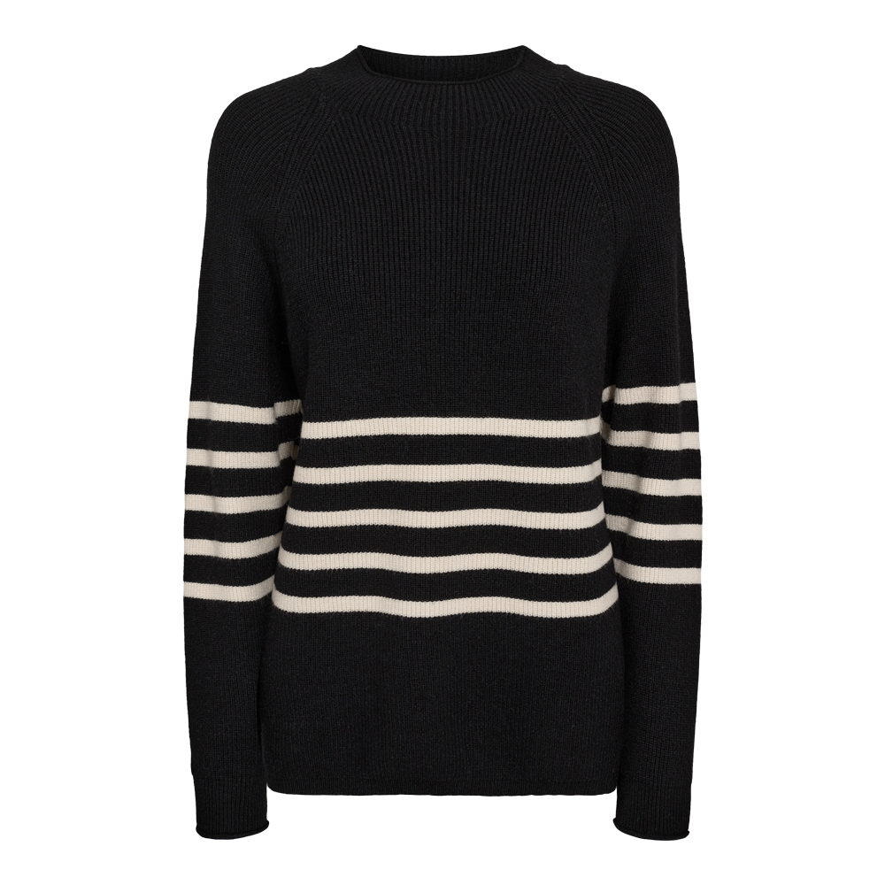 Sort striktrøje med rund hals og traditionelle ribkanter, designet i en blød, tæt strik. Midt på kroppen og rundt om ærmerne går flere offwhite striber, der giver et klassisk, maritimt udtryk. Trøjen har en afslappet pasform og lange ærmer, hvilket gør den velegnet til både hverdag og weekend. Enkel og tidløs i sit minimalistiske look.