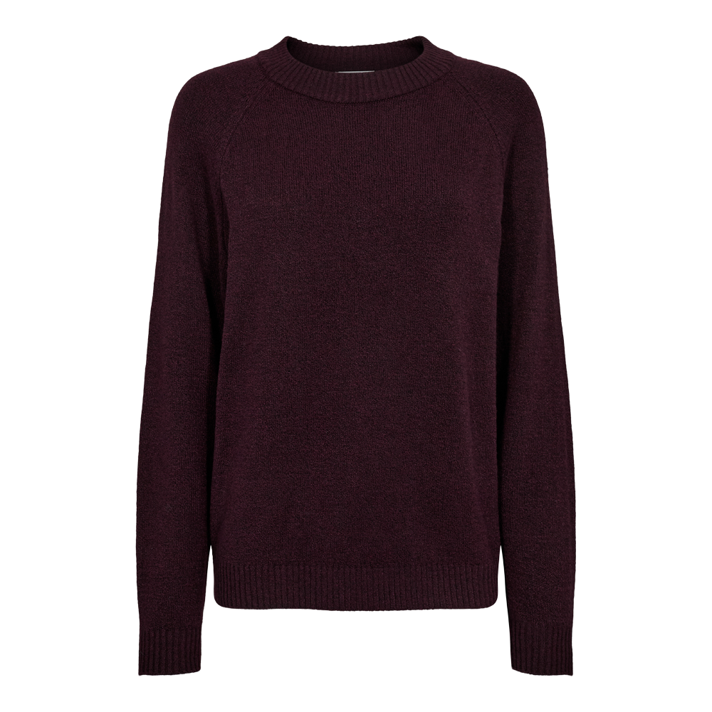 Denne striktrøje i dyb bordeaux/purpur har et enkelt, tidløst snit med rund hals og lange ærmer. Materialet fremstår blødt og tætstrikket med ribkanter ved hals, manchetter og bund. Den løse, afslappede pasform gør den varm og behagelig til kølige dage, samtidig med at den er let at style både til jeans for et afslappet look eller til nederdel for et mere feminint udtryk.