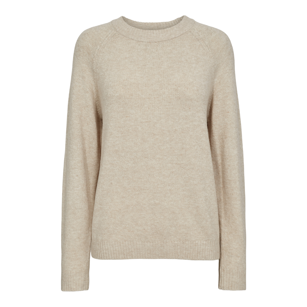 En enkelt, sandfarvet strikbluse med rund hals og lange raglanærmer vist på en mannequin. Den bløde, fine strik har en diskret struktur og ribafslutning ved hals, ærmer og kant, hvilket giver et klassisk og tidløst udtryk. Sweateren fremstår alsidig til både hverdagsbrug og lag-på-lag styling, og indbyder til varme og komfort på kolde dage.