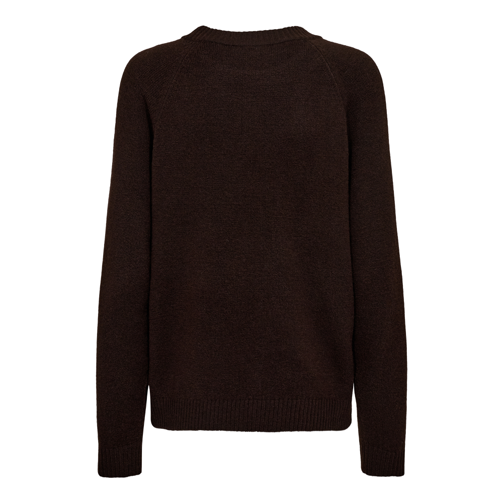 Et enkelt, mørkebrunt strik i et blødt, tekstureret materiale vises bagfra på en hvid mannequin. Trøjen har lange ærmer, ribstrikket krave, manchetter og nederste kant samt en afslappet, lidt oversize pasform. Designet er minimalistisk uden mønster eller pynt, hvilket giver et tidløst og alsidigt look, velegnet til lag-på-lag eller hverdagsbrug i køligt vejr.