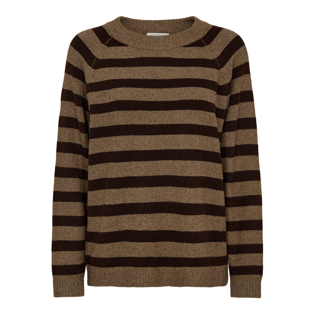 En klassisk, afslappet striktrøje med brede vandrette striber i varme brune nuancer. Trøjen har rund hals, lange ærmer og ribbet kant ved ærmer og bund, hvilket giver et robust og hyggeligt udtryk. Materialet virker blødt og varmt, velegnet til efterårs- og vinterbrug. Stil trøjen med jeans eller en afslappet nederdel for et enkelt, tidsløst look.
