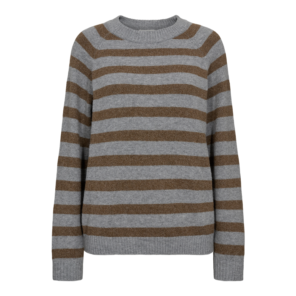 En strikket trøje med tykke, horisontale striber i lysegrå og brun. Den har rund hals, lange ærmer og ribstrikkede kanter ved hals, ærmer og kant. Materialet virker blødt og let fluffy, ideelt til kølige dage. Trøjen har en afslappet pasform og et klassisk, tidløst look, som passer godt til hverdagsbrug eller lag-på-lag-styling om efteråret og vinteren.