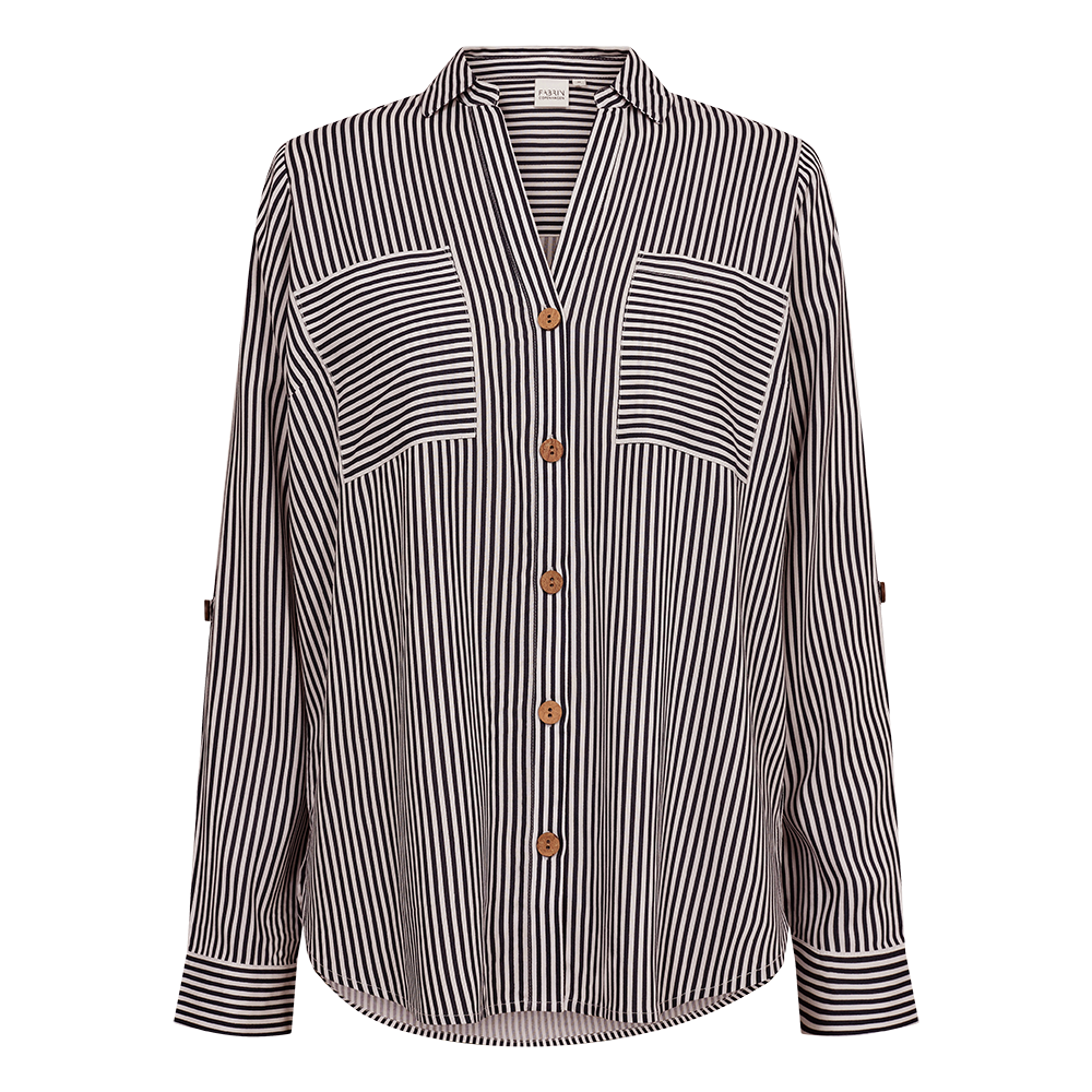 En afslappet, langærmet skjorte med tætte, lodrette sorte og hvide striber. Den har klassisk krave, knaplukning med fem træfarvede knapper og to brystlommer, hvor striberne ligger vandret som kontrast. Manschetter og rundet kant giver et blødt udtryk. Materialet virker let og luftigt, perfekt til hverdag eller kontor, stilren og nem at kombinere med jeans eller pæne bukser.