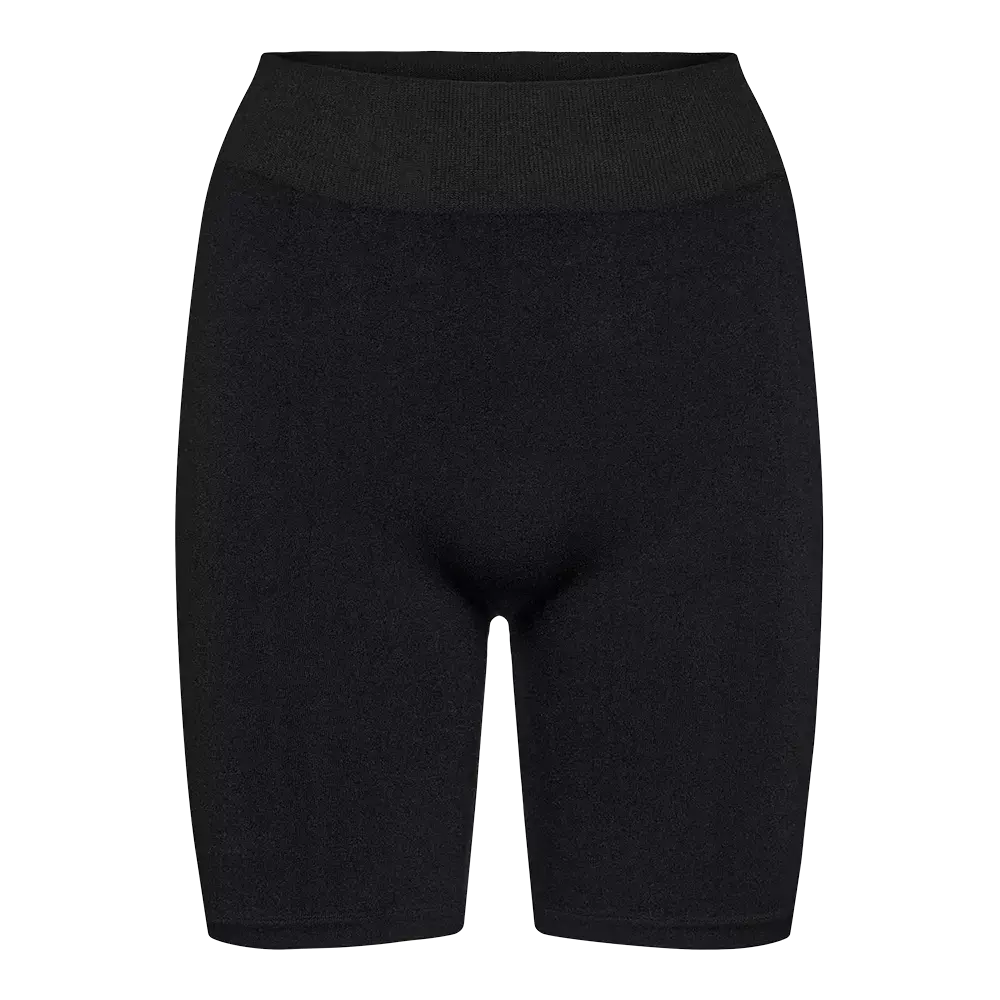 Billedet viser et par sorte, tætsiddende cykelshorts i en glat, elastisk kvalitet. Høj talje og knælængde giver støtte og komfort til træning eller hverdagsbrug. Enkel, sømløs finish uden synlige logoer gør dem alsidige og nemme at style under kjoler, tunikaer eller til sportsbrug. Stoffet ser åndbart og formstabilt ud med en minimalistisk, moderne æstetik.