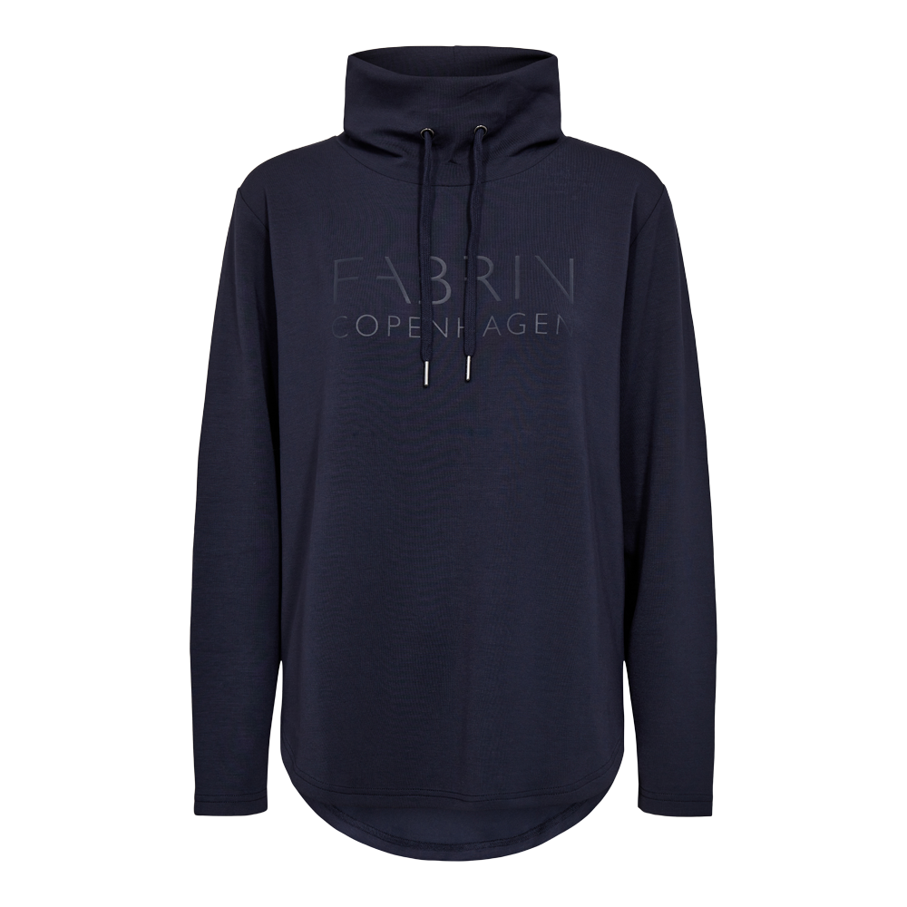 En mørkeblå, afslappet sweatshirt med høj krave og snøre i halsen. Trøjen har lange ærmer, rundet bundkant og en let oversize pasform. Fronten prydes af et diskret, ton-i-ton logo 'FABRIN COPENHAGEN', hvilket giver et minimalistisk og stilrent udtryk. Materialet ser blødt og varmt ud, ideelt til afslappede hverdagslook eller lag-på-lag om efteråret og vinteren.