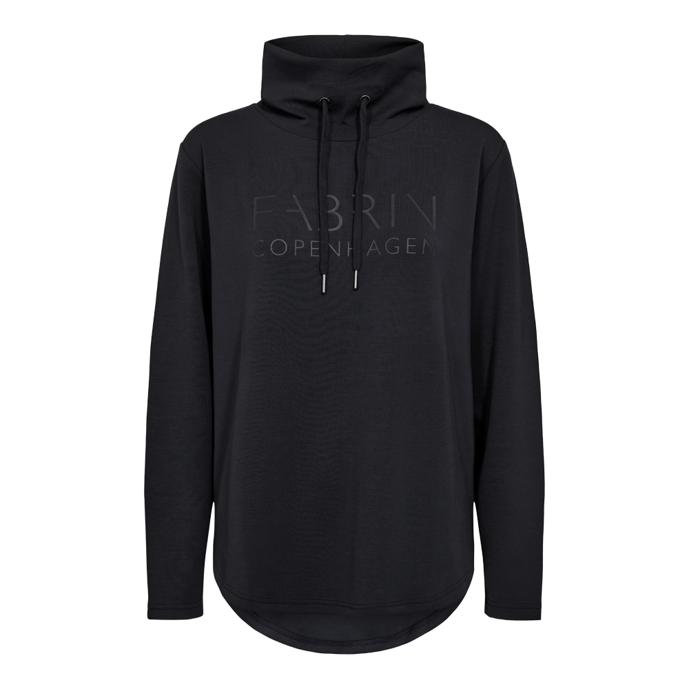 En stilren, sort sweatshirt med høj krave og snøre, der giver et moderne, komfortabelt look. Langærmet snit med afrundet kant forneden og diskret broderet logo "FABRIN COPENHAGEN" på brystet. Materialet virker blødt og let struktureret, velegnet til lag-på-lag eller afslappet hverdagstøj. Minimalistisk design, som kombinerer funktionalitet og nordisk enkelhed til både fritid og byliv.