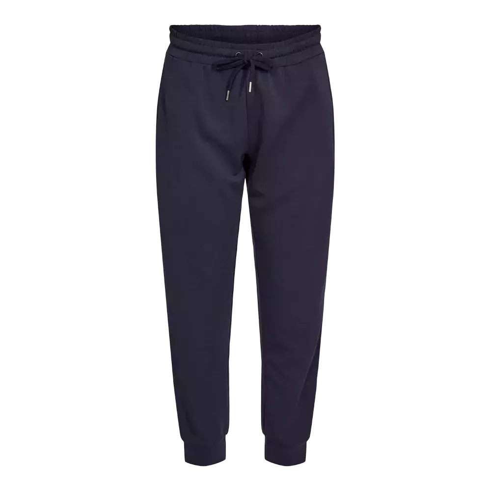 Disse mørkeblå joggingbukser er i et enkelt og tidløst design med elastisk talje og justerbar snøring. De har sidelommer, ribbet kant ved anklerne og en afslappet, let tætsiddende pasform, der giver bevægelsesfrihed. Materialet virker blødt og varmt — ideelt til både træning og afslappet hverdagsbrug. Et alsidigt, neutralt valg, der nemt kan kombineres med sweatshirts eller sneakers.
