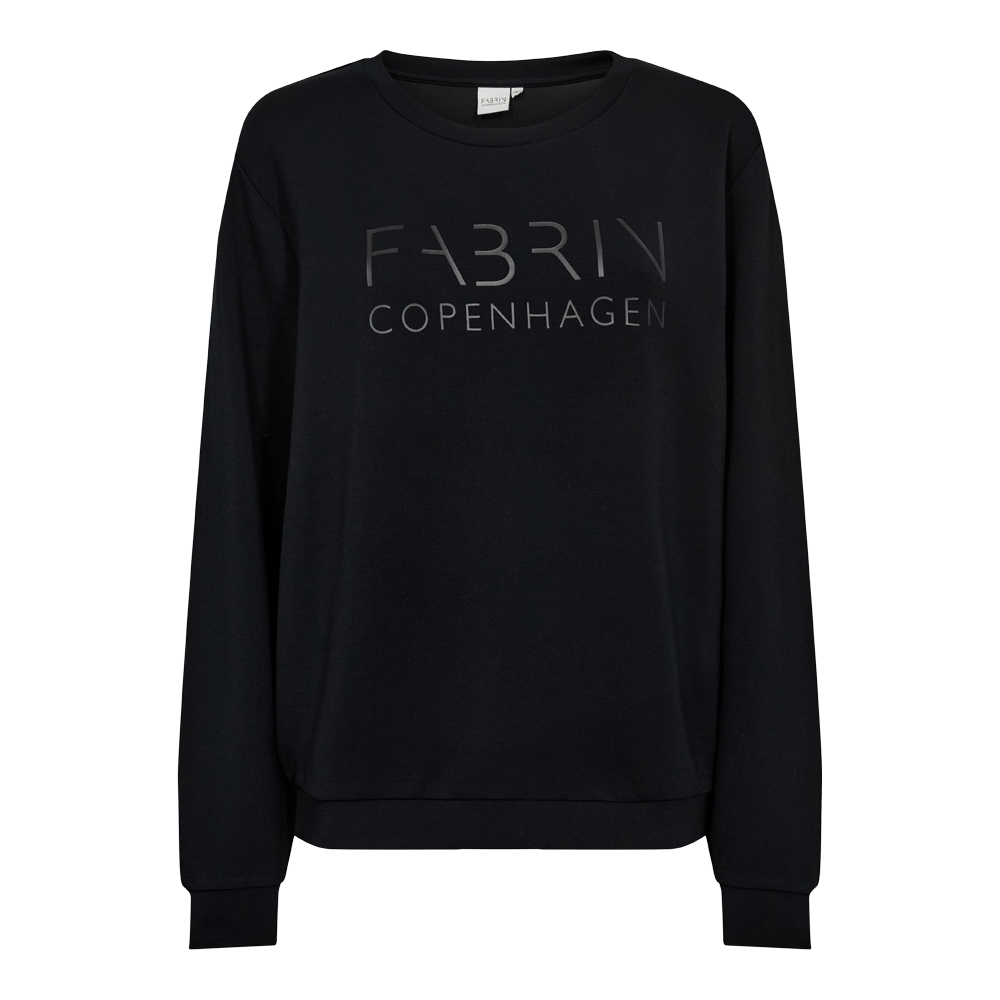 Sort sweatshirt med rund hals og lange ærmer. Den har et ton-i-ton, let blankt tryk med teksten "FABRIN COPENHAGEN" centreret på brystet. Ribkant ved ærmer og linning giver et klassisk snit, og pasformen virker afslappet og komfortabel. Det enkle, minimalistiske design gør den velegnet til hverdagsbrug eller lag-på-lag-styling i en casual og moderne garderobe.