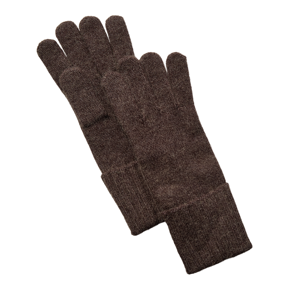 Et par brune, strikkede handsker ligger fladt på en hvid baggrund. Handskerne har fem fingre og brede ribkanter ved håndleddene, hvilket giver et varmt og tætsiddende udtryk. Den bløde, lidt ru uldstruktur fremstår tydeligt i billedet og signalerer komfort og vinterbrug. Designet er enkelt og tidløst, velegnet til både hverdag og udendørs aktiviteter i koldt vejr.