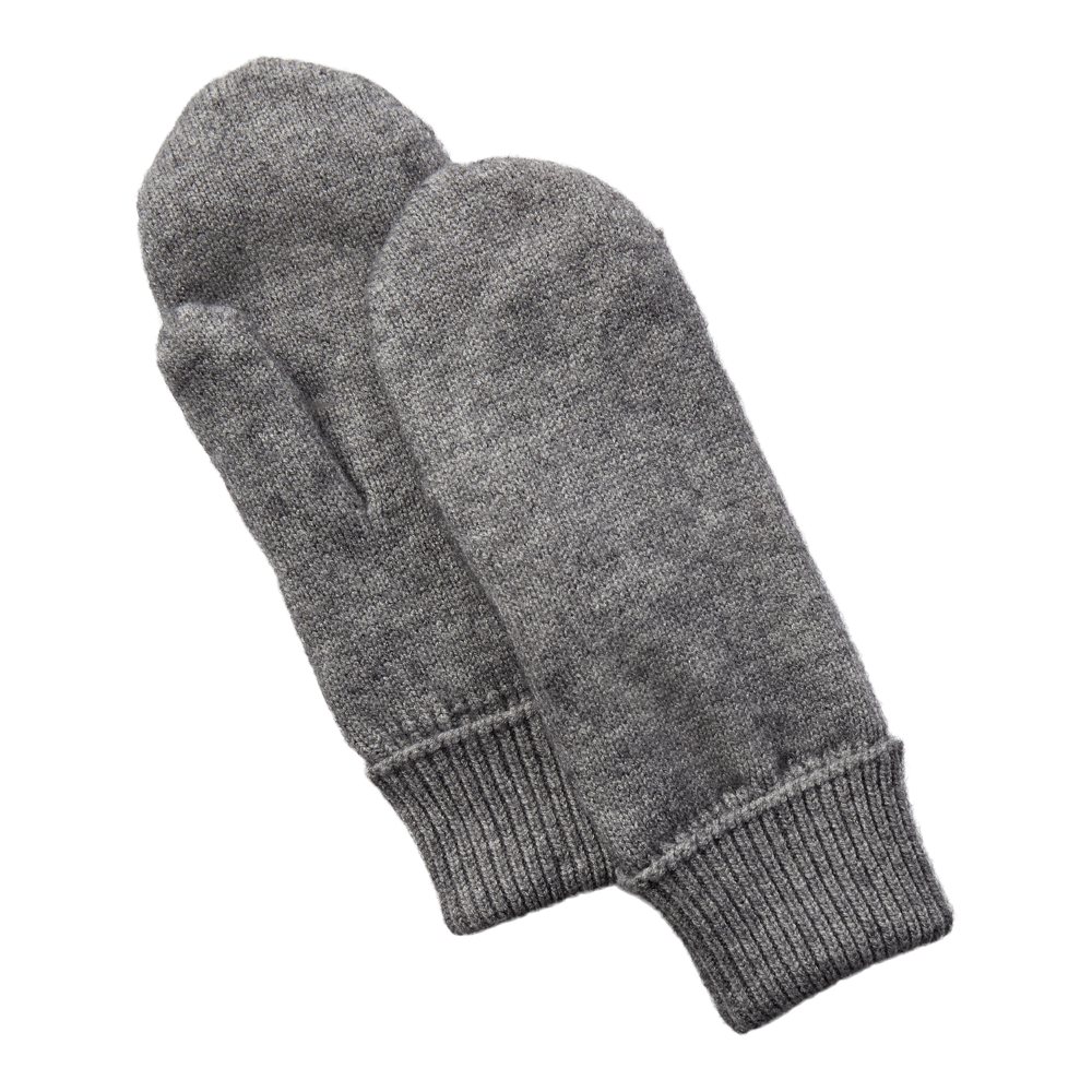 Et par grå, strikkede vanter ligger fladt på en lys baggrund. De har en enkel, klassisk facon med separat tommelfinger og tæt ribkant ved håndleddet, som holder kulden ude. Materialet ser blødt og varmt ud, sandsynligvis uld eller en uldblanding, perfekt til kolde vinterdage. Farvemæssigt er de afdæmpede og neutrale, nemme at matche med en frakke eller vinterjakke.
