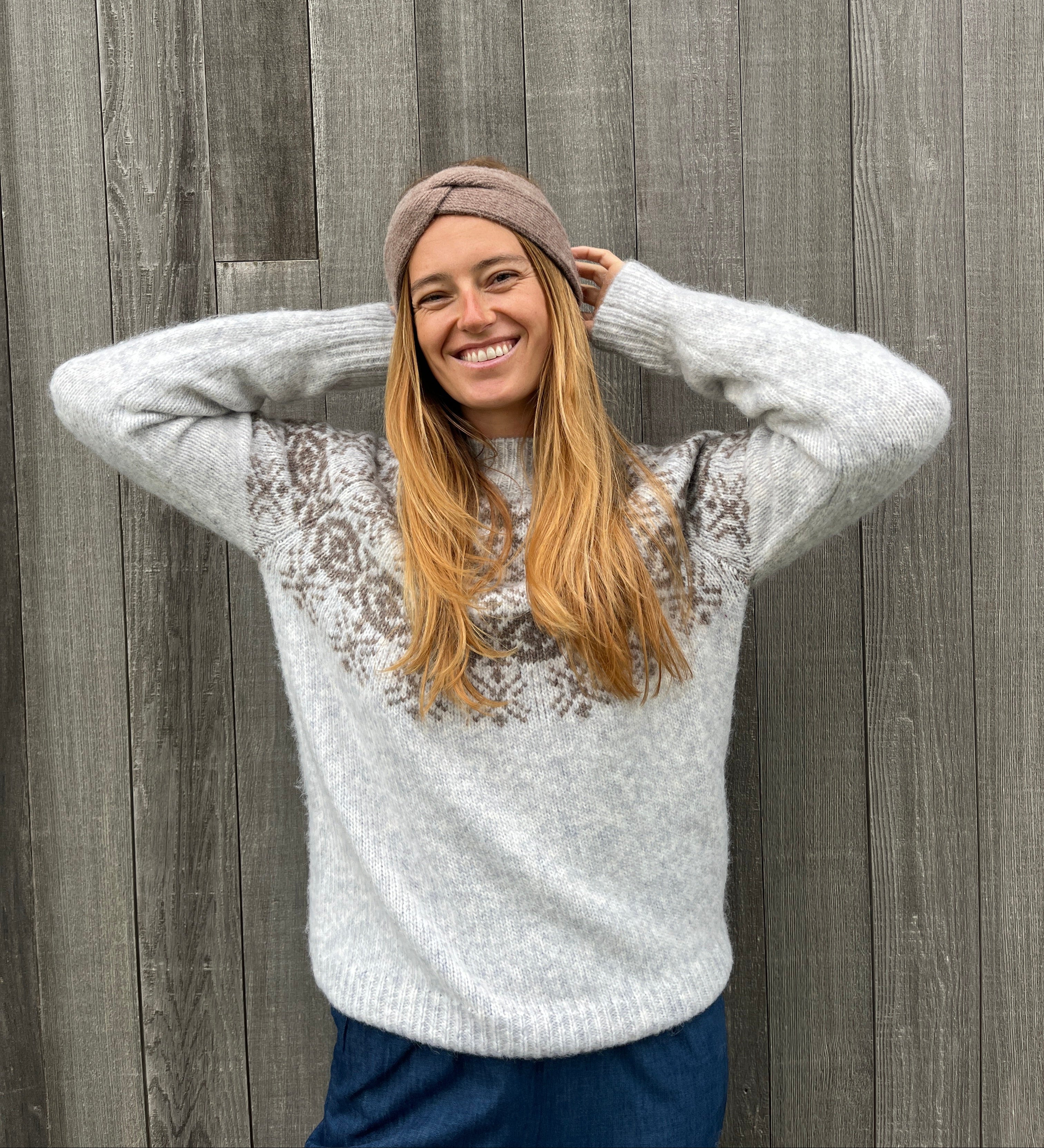 Dame iført grå striktrøje