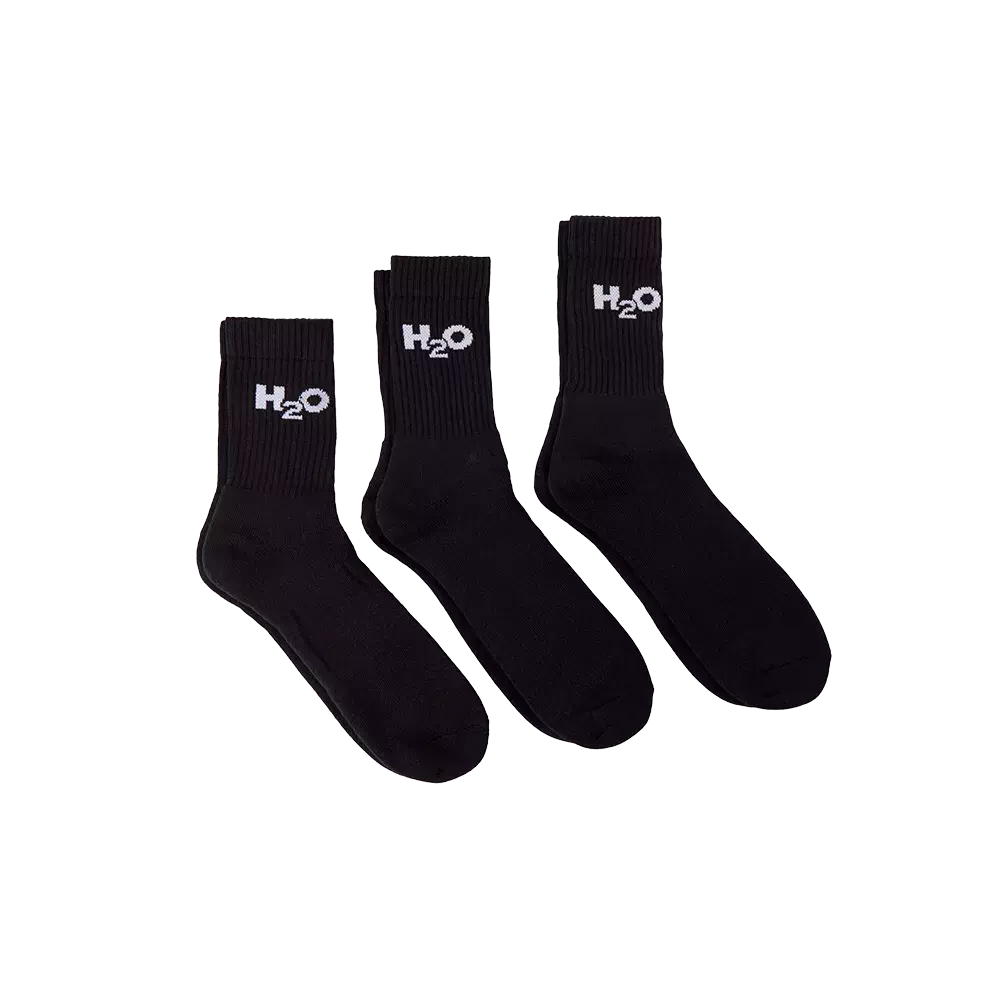 Et sæt på tre sorte sokker med ribstrikket skaft og hvidt "H2O"-logo ved anklen. Sokkerne har forstærket tå og hæl, elastisk kant for god pasform og en blød, åndbar kvalitet der egner sig til hverdag eller træning. Den neutrale, minimalistiske stil gør dem lette at kombinere med forskellige sko og outfits, og den praktiske 3-pak sikrer altid et ekstra par.