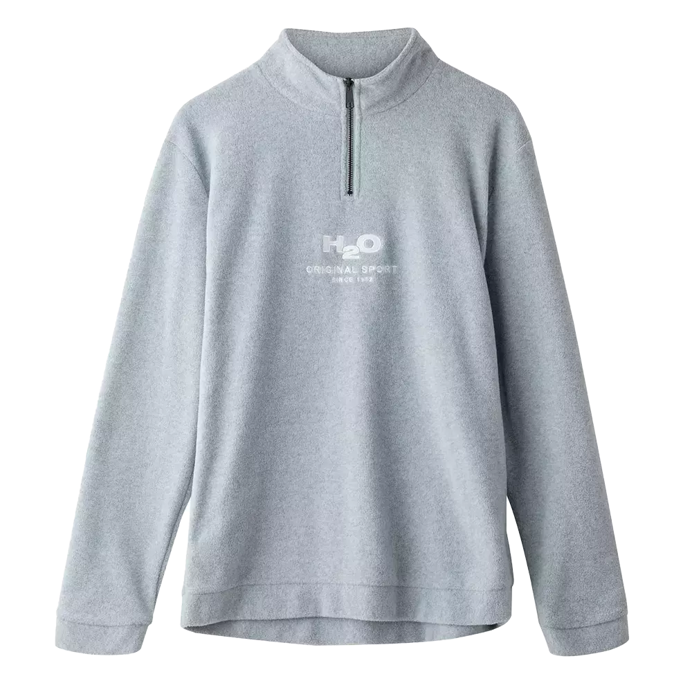 En lysegrå fleece-pullover med høj, kort lynlåslukning og afslappet pasform. Trøjen har lange ærmer og en blød, børstet overflade, som giver varme og komfort. Midt på brystet ses et diskret H2O-logo med teksten "Original Sport", der tilføjer et sporty præg. Enkel og funktionel, velegnet til hverdag, udendørsaktiviteter eller som lag-på-lag på kølige dage.