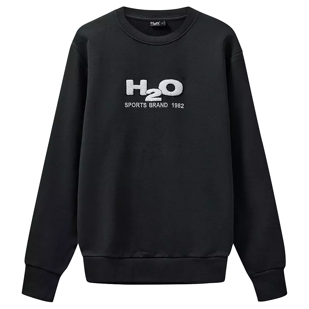 Sort crewneck-sweatshirt i klassisk, afslappet snit med rund hals og ribkanter ved ærmer og talje. Midt på brystet sidder en hvid, let bouclé-agtig logotekst med "H2O" og under "SPORTS BRAND 1982", som giver et sporty, retro-præg. Sweaterens enkle design og neutrale farve gør den nem at kombinere med jeans eller træningstøj, ideel til hverdag og lag-på-lag-styling.