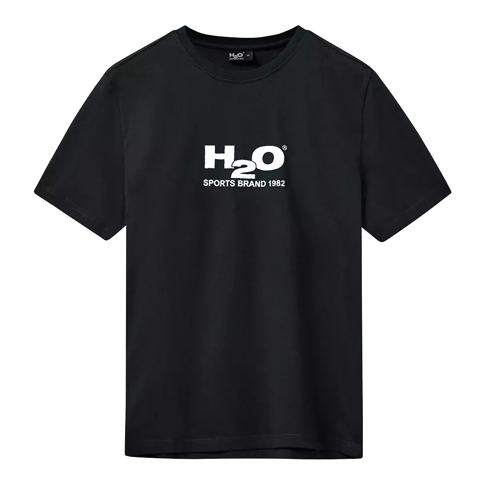 Sort T‑shirt i enkel, klassisk snit med rund hals og korte ærmer. På brystet er et hvidt logo med teksten "H2O" og underteksten "SPORTS BRAND 1982", som giver et sporty og minimalistisk udtryk. Trøjen fremstår som bomuldsbaseret, komfortabel og alsidig — velegnet til hverdag, træning eller som basislager i en afslappet garderobe. Enkel og tidløs stil præger designet.