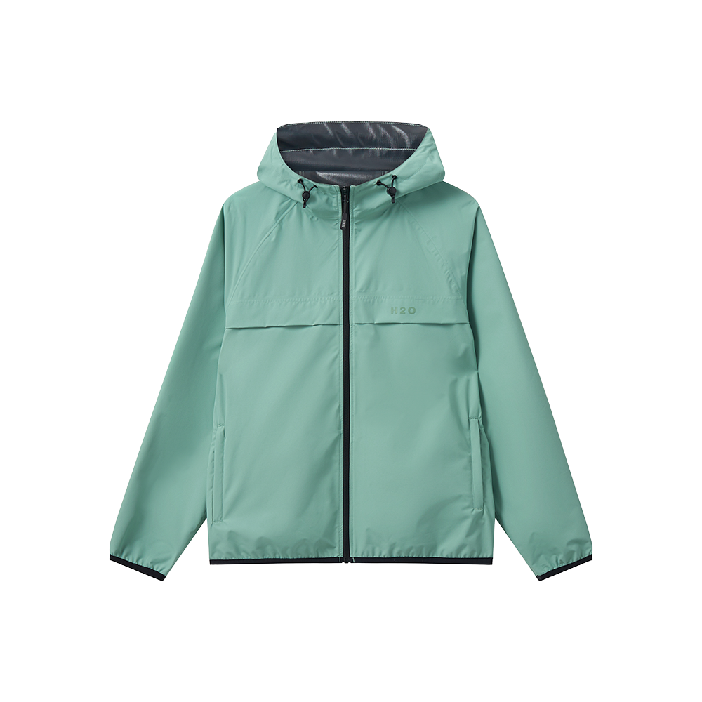 Mintgrøn regnjakke med hætte og fuld lynlås i en enkel, moderne stil. Jakken har justerbar snøre i hætten, to skjulte sidelommer og elastiske ærmekanter, hvilket sikrer god pasform og beskyttelse mod vind og regn. Materialet virker vandtæt og let med en mat finish, og det diskrete 'H2O'-logo på brystet understreger det funktionelle, minimalistiske design.