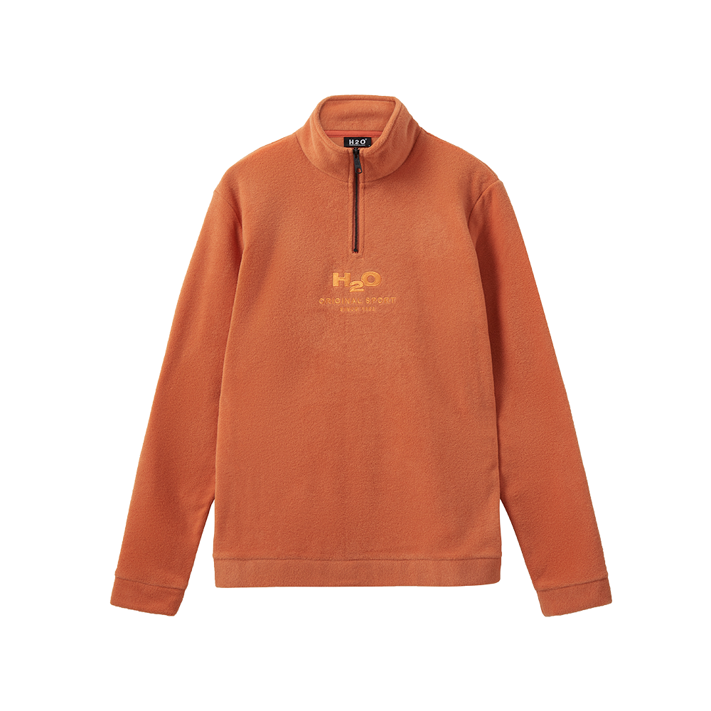En varm, brændt orange fleece-trøje med høj krave og kort sort lynlås i halsen. Simpelt og funktionelt snit med lange ærmer og ribdetaljer ved kant og ærmer. Broderet H2O-logo og teksten "Original Sport" midt på brystet giver et sporty udtryk. Materialet føles blødt og isolerende. Ideelt til efterår og vinter som mellemlag eller til afslappet, aktivt hverdagsbrug.