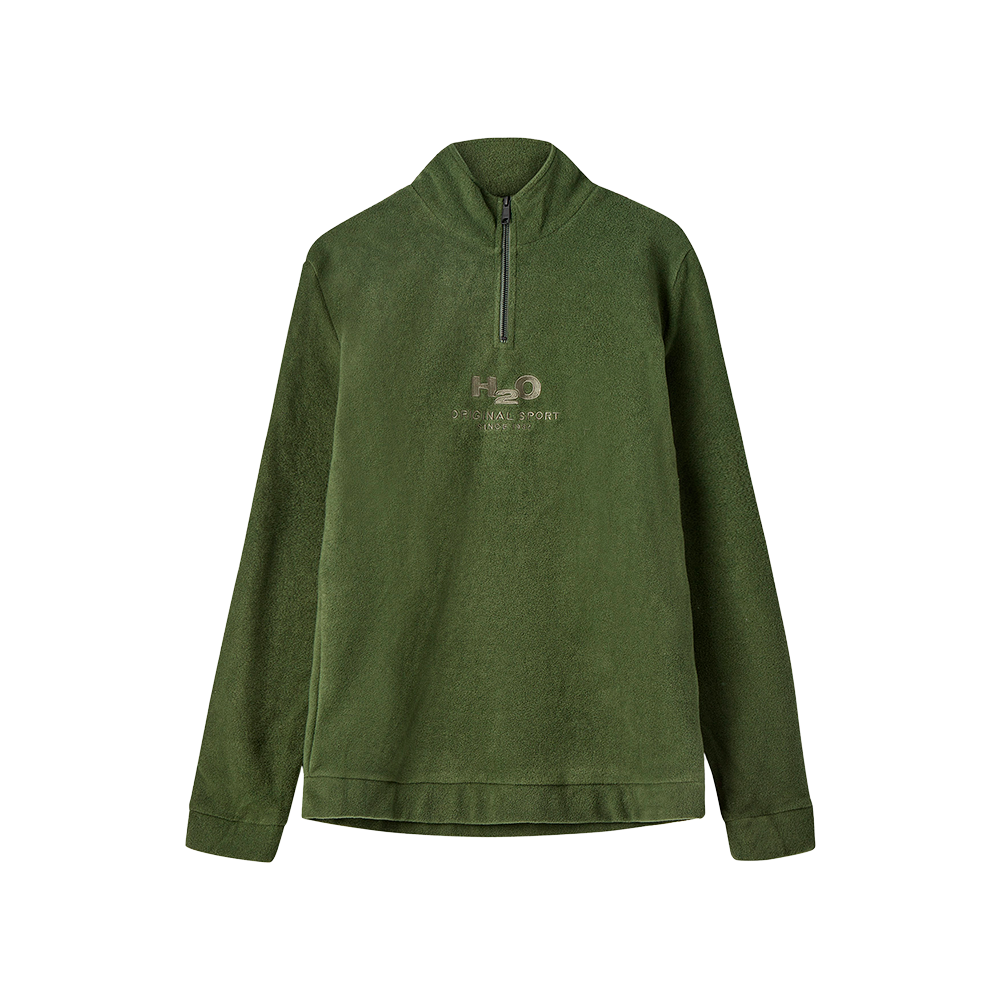 En enkel, mørkegrøn fleece-trøje med halvlynlås og høj krave. Materialet ser blødt og børstet ud, hvilket giver et varmt og komfortabelt udtryk. Trøjen har lange ærmer og et løstsiddende, afslappet snit, perfekt til lag-på-lag om efteråret eller på kølige udflugter. Et diskret broderet logo "H2O Original Sport" pryder brystet og giver et sporty, men afdæmpet look. Den simple silhuet gør den let at kombinere med både jeans og friluftsudstyr.