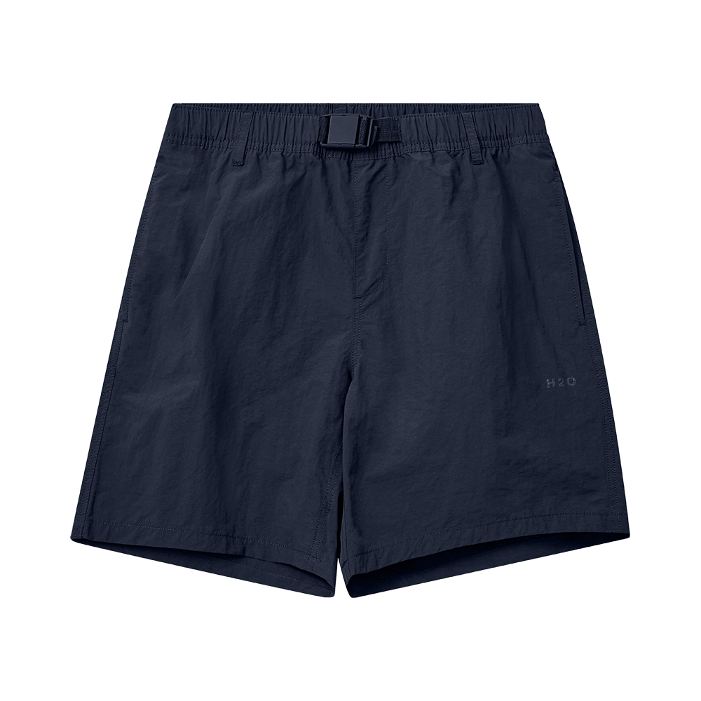 Mørkeblå, minimalistiske bade-/sportsshorts med indbygget justerbar talje og elastik. Lige, løstsiddende pasform med korte ben og diskrete sidelommer. Materialet virker let, hurtigtørrende og velegnet til både strand og hverdag. En lille, ton-i-ton H2O-logo ved højre lår understreger det funktionelle design. Enkle syninger og en mat plastspænde giver et moderne, praktisk udtryk.