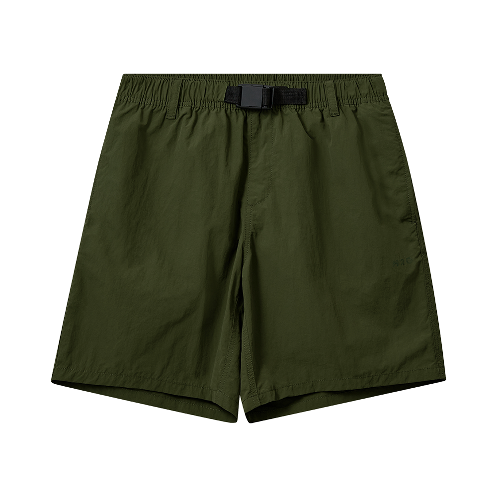 Et par enkle, militærgrønne shorts i let, teknisk stof. De har en elastisk talje med en integreret sort nylonrem og spænde, sidelommer og en afslappet knælængde pasform. Designet er minimalistisk og funktionelt, egnet til sommeraktiviteter, vandreture eller rejsebrug. Materialet virker vind- og hurtigtørrende, hvilket giver komfort og bevægelighed til både hverdag og udendørs eventyr.