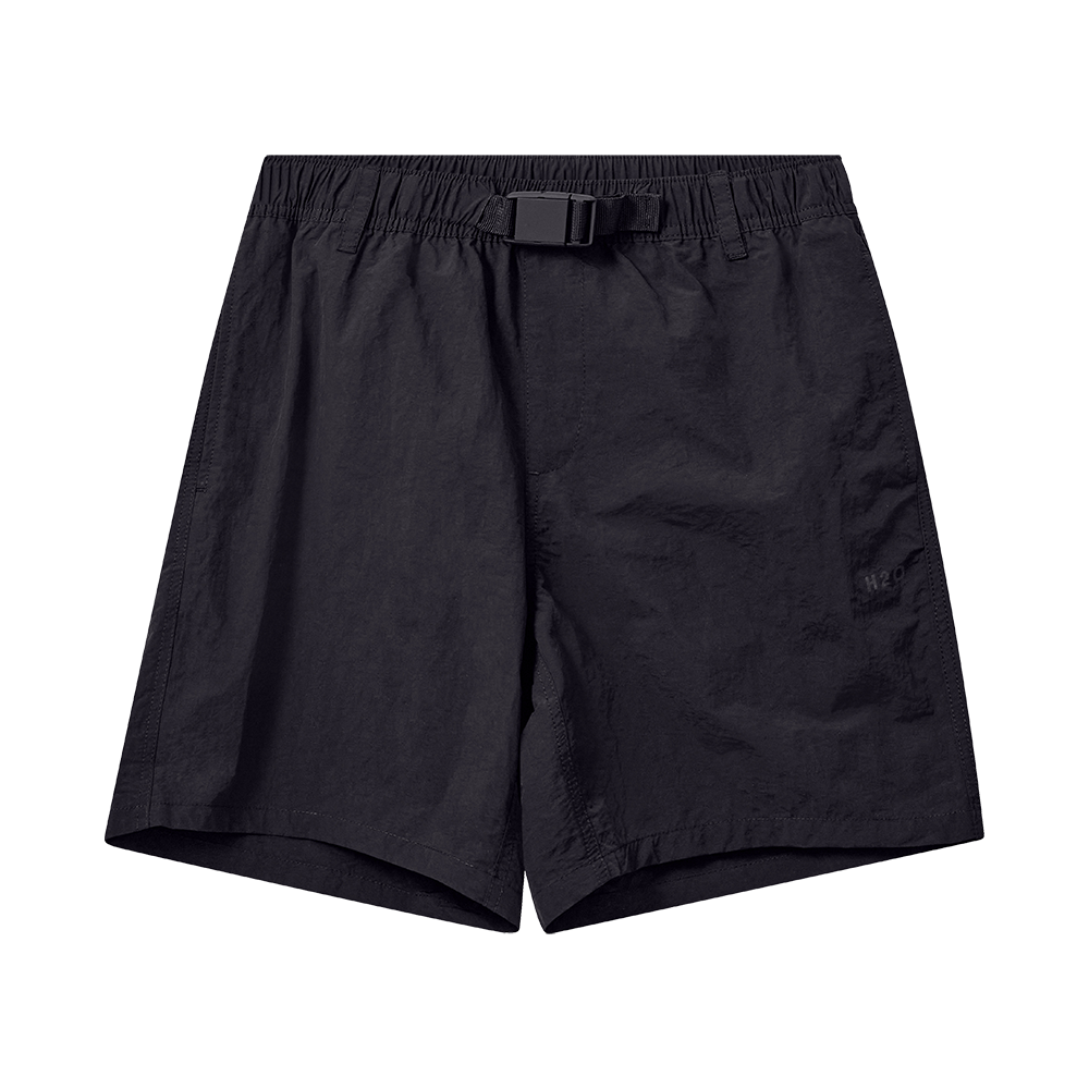 Et par sorte, lette shorts med elastisk talje og indbygget justerbart bælte, designet til komfort og bevægelsesfrihed. Stoffet ser åndbart og hurtigtørrende ud, hvilket gør dem velegnede til udendørs aktiviteter eller hverdagens afslappede brug. Simpelt snit med diskrete sidesømme og en kort længde, der giver et sporty, minimalistisk udtryk. Et praktisk og stilrent valg til sommerens ture og træning.