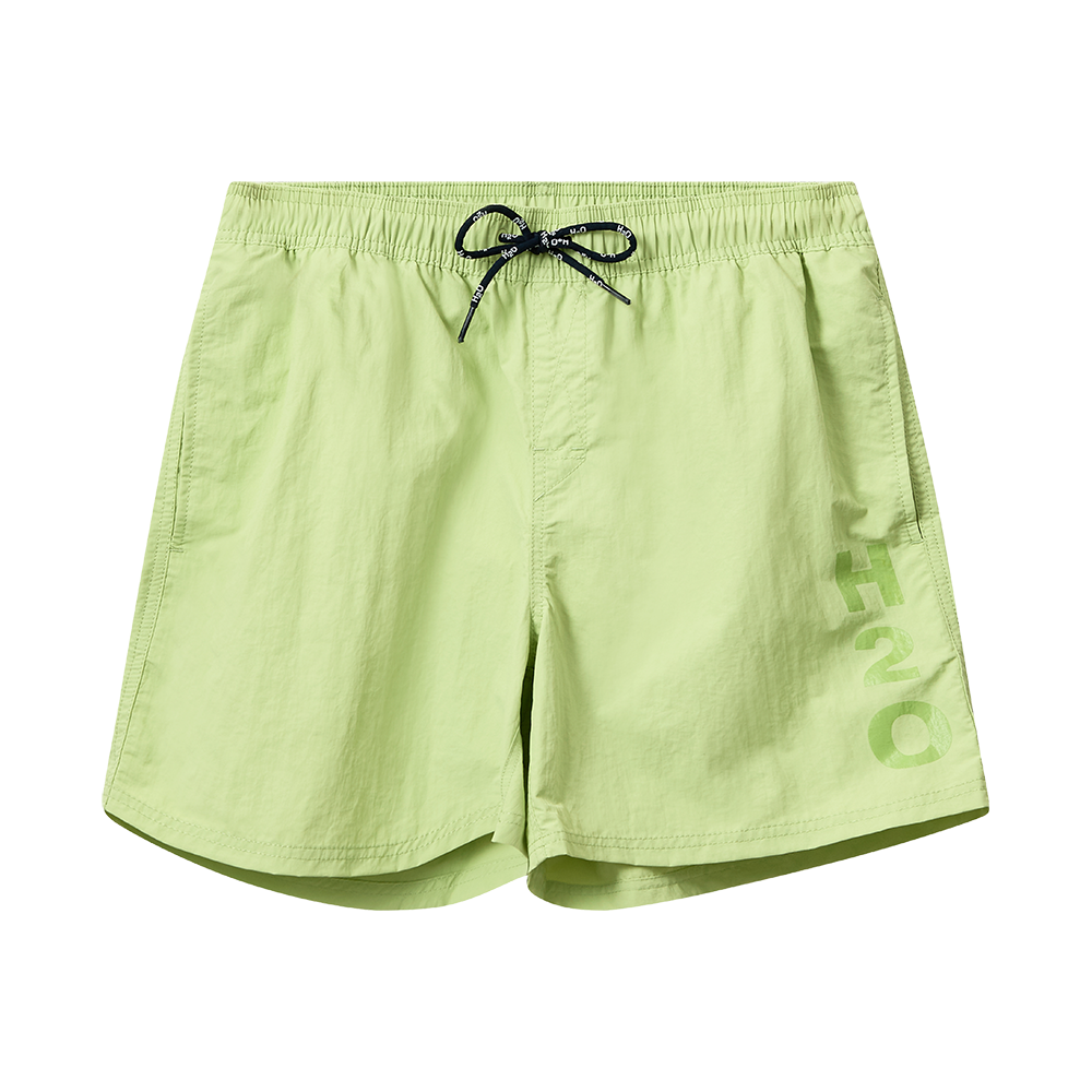 Lysegrønne badebukser i let, hurtigtørrende materiale med en afslappet silhuet. Bukserne har elastik i taljen og en sort snøre med trykt hvid tekst, to sidelommer og en diskret H2O-tryk på højre ben. Den korte længde og de gennemgående syninger giver et sporty udtryk, ideelt til strand, pool eller sommeraktiviteter, hvor funktion møder enkel, frisk stil.