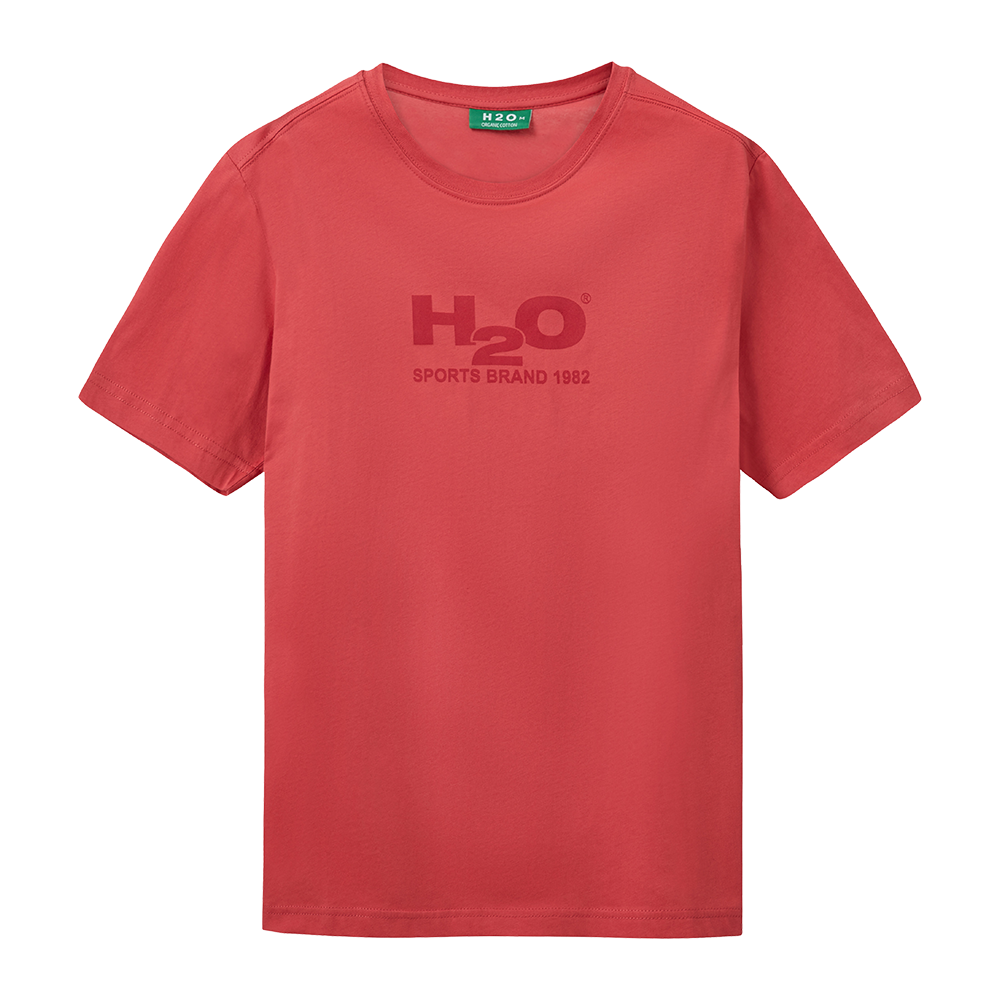 Rød T‑shirt i enkel, sporty stil med rund hals og korte ærmer. Materialet virker blødt og let, sandsynligvis bomuld, med pæn, tæt syning ved kanter. Midt på brystet ses et diskret ton-i-ton logo "H2O" med teksten "SPORTS BRAND 1982", som giver et minimalistisk, let retropræg. Den grønne mærkeseddel i nakken tilføjer en lille kontrast. Passer godt til afslappet hverdagsbrug.