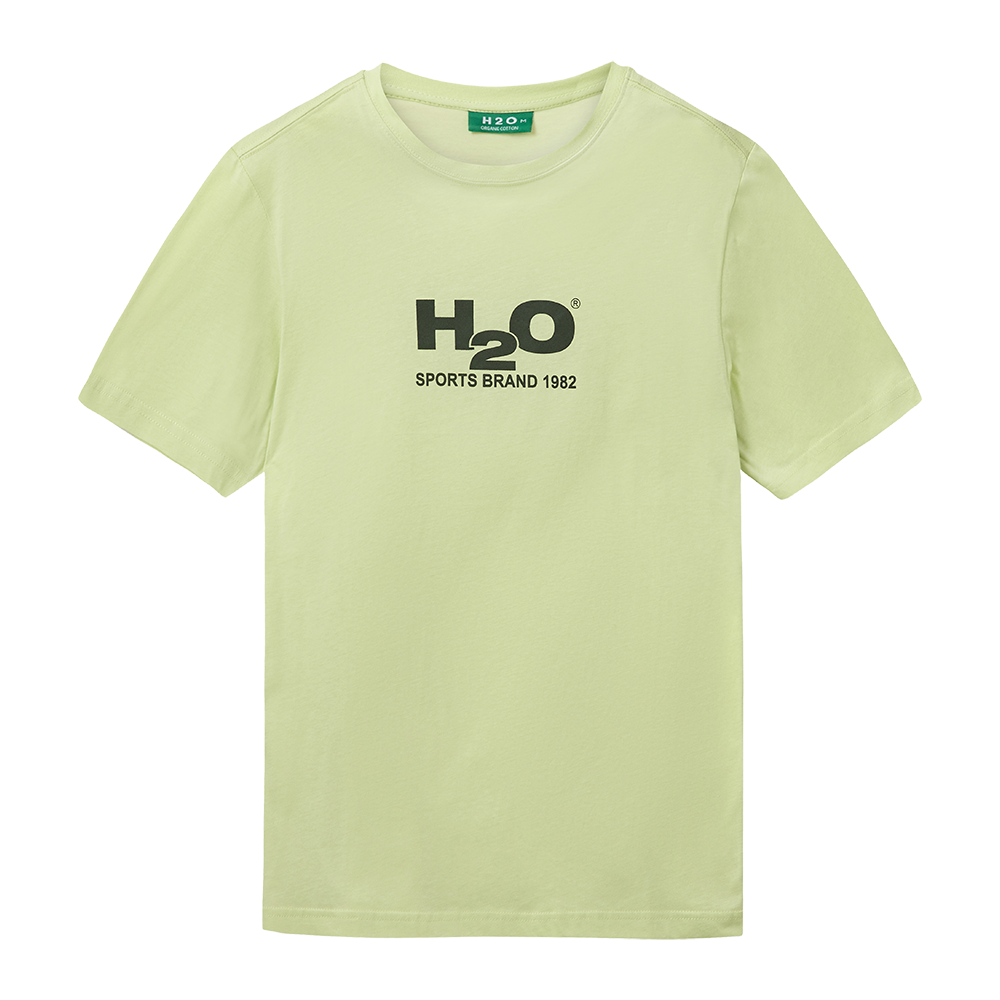 Lysegrøn t-shirt i enkel, sport-inspireret stil med rund hals og korte ærmer. Midt på brystet er et mørkt logo med teksten "H2O" og under "SPORTS BRAND 1982", hvilket giver et retro-præg. Stoffet fremstår blødt og let, formet til en afslappet pasform, velegnet til hverdagsbrug eller træning. Enkel og tidløs design, nem at kombinere med jeans eller shorts.