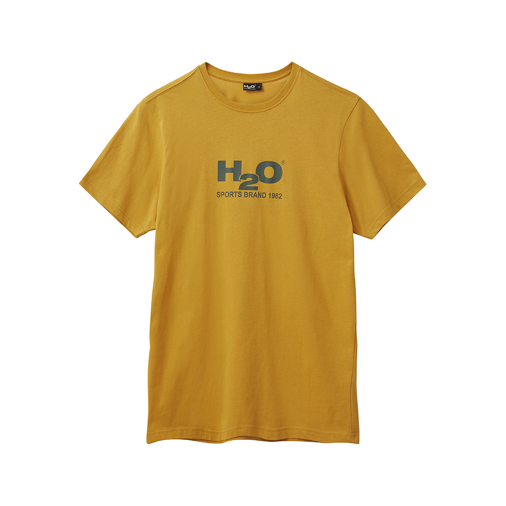 En enkelt, okkerfarvet T-shirt med rund hals og korte ærmer. Midt på brystet sidder et diskret H2O-logo i mørkegrøn med teksten "SPORTS BRAND 1982" under, hvilket giver et sporty og retro præg. Materialet fremstår blødt og let, ideelt til hverdag eller afslappet træning. Skjortens snit er klassisk og lige, velegnet til både lag-på-lag og enkelt styling.