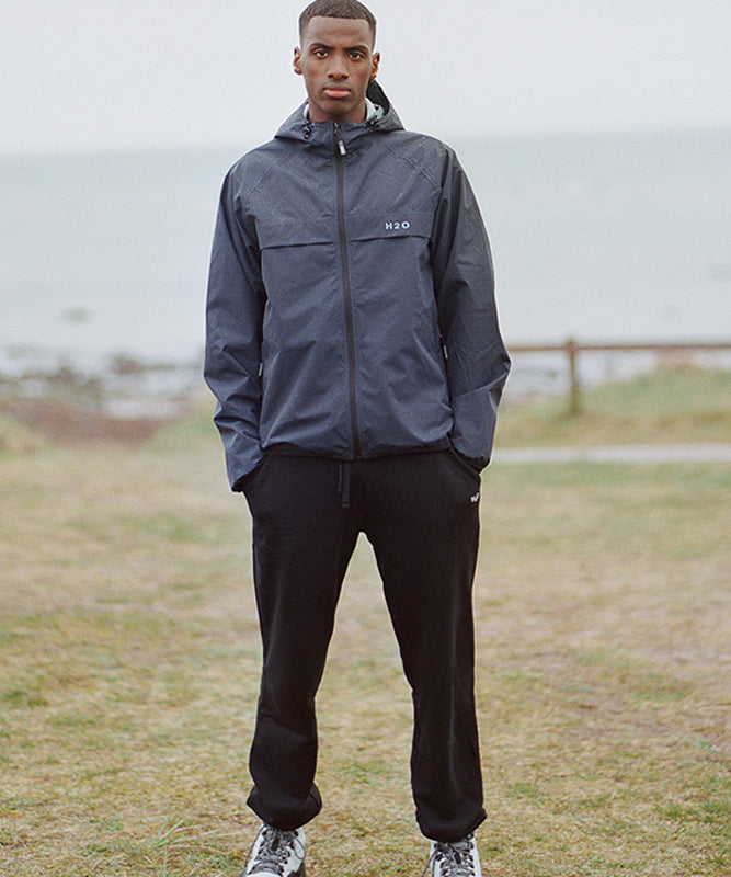 h2o-roemoe-rain-jacket-moerkeblaa-livsstil-2.jpg
