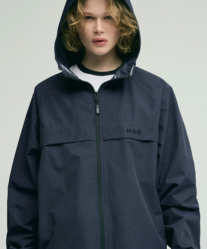 h2o-roemoe-rain-jacket-moerkeblaa-livsstil.jpg