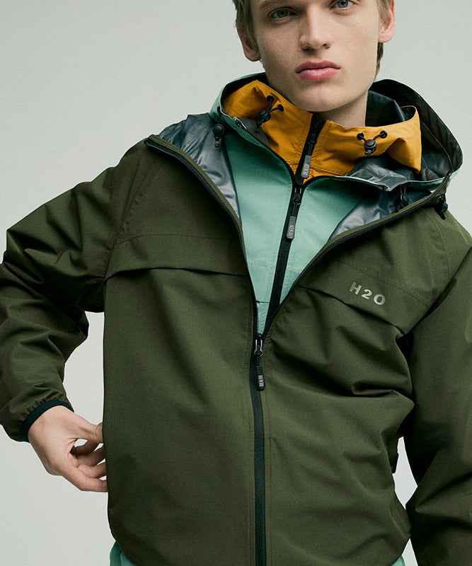h2o-roemoe-rain-jacket-olive-livsstil.jpg