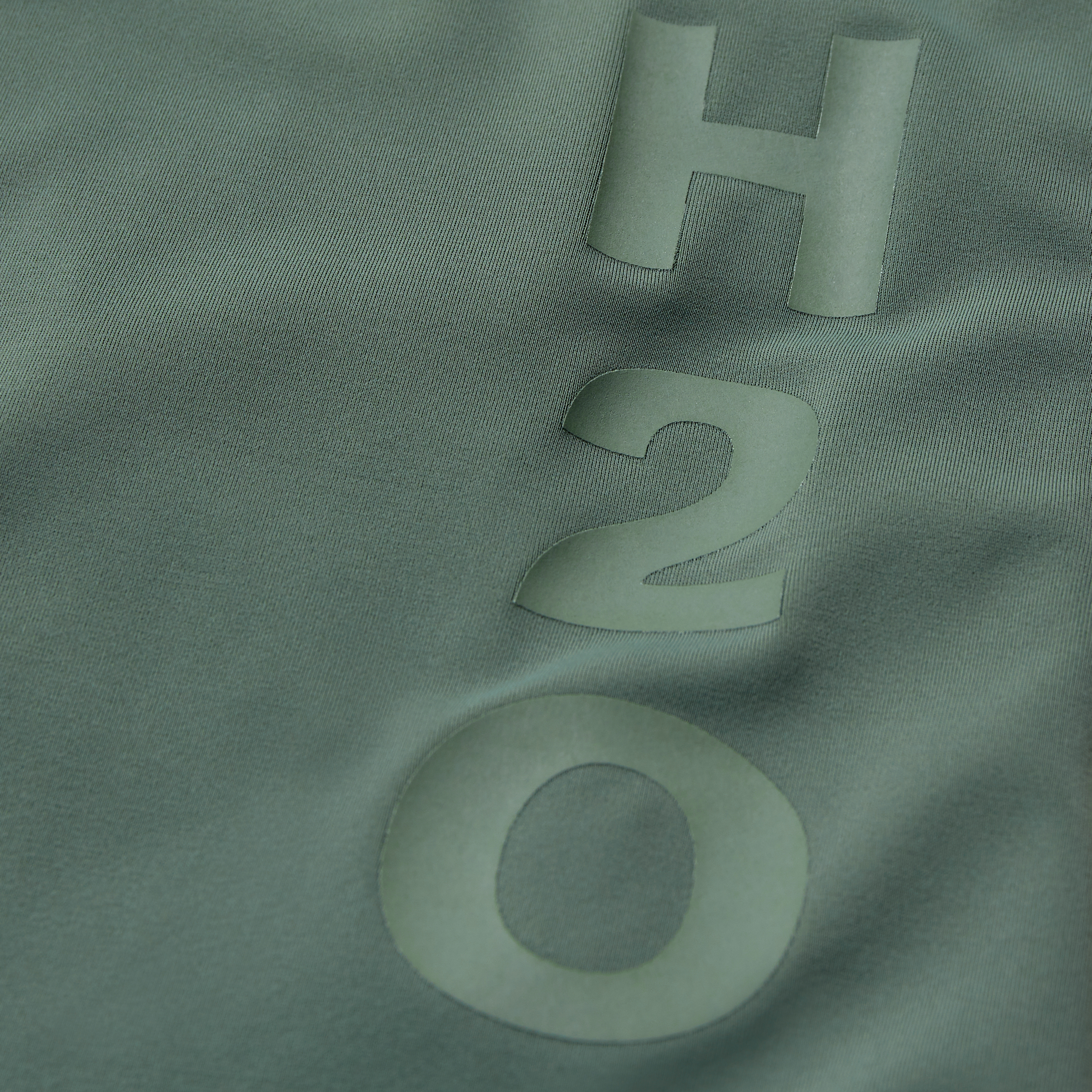 H2O W Tornø badedragten kombinerer komfort og stil med et nostalgisk flair. Denne damebadedragt har en dyb ryg og en rund halsudskæring, der tilføjer et elegant og feminint touch. Farven er en støvet grøn med et diskret, tonalt H2O-logo ned ad siden, der understreger mærkets arv og kvalitet. Med sit høje bensnit fremhæver den silhuetten og tilbyder en flatterende pasform, perfekt til både svømning og solbadning. Denne badedragt er ideel for den modebevidste kvinde på stranden eller ved poolen denne sommer.