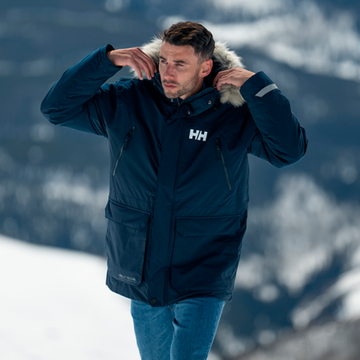 Mænd iført mørkeblå Helly Hansen vinterjakke