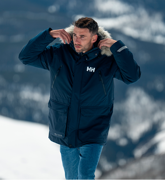 Mænd iført mørkeblå Helly Hansen vinterjakke