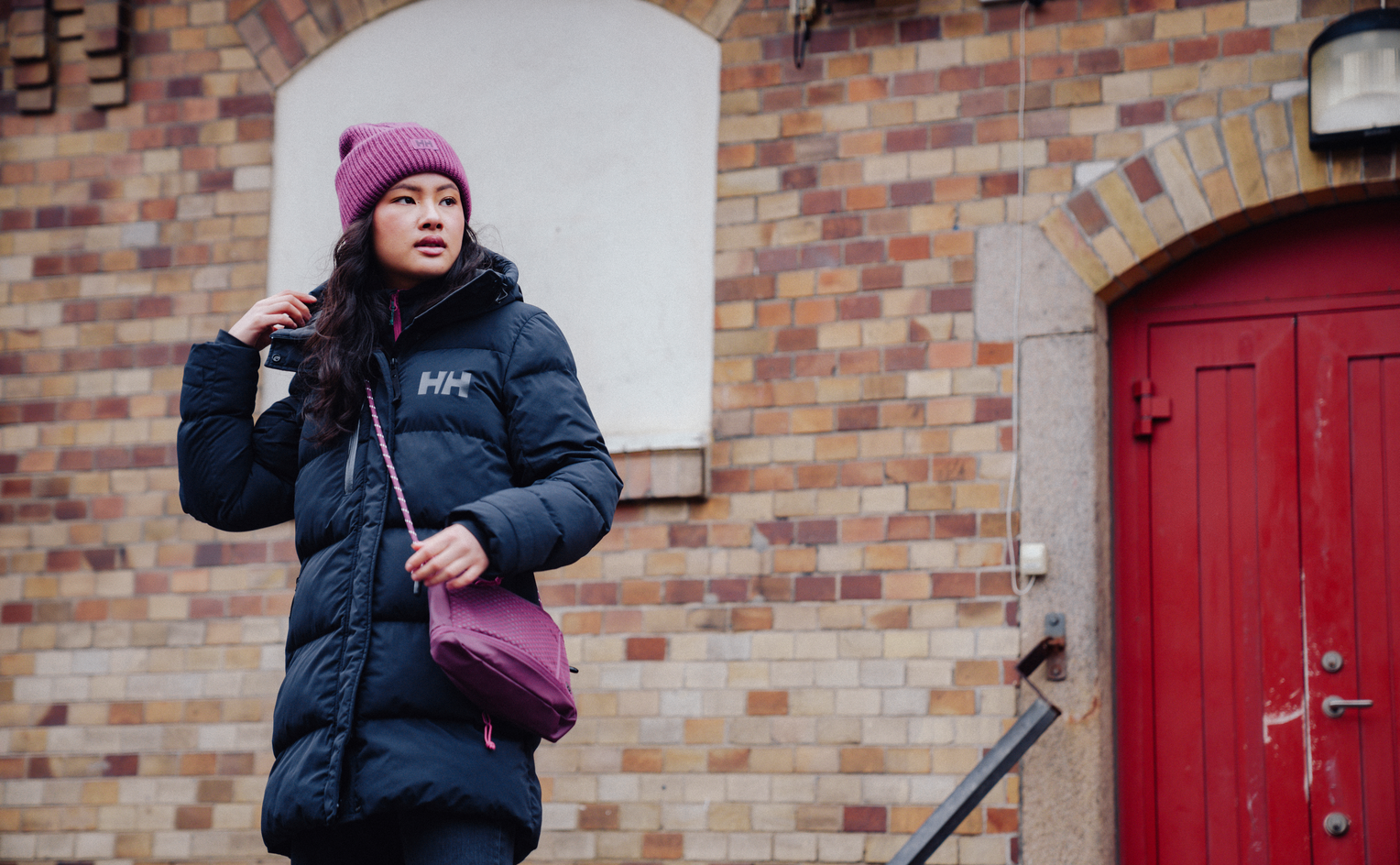 Dame iført sort Helly Hansen vinterjakke