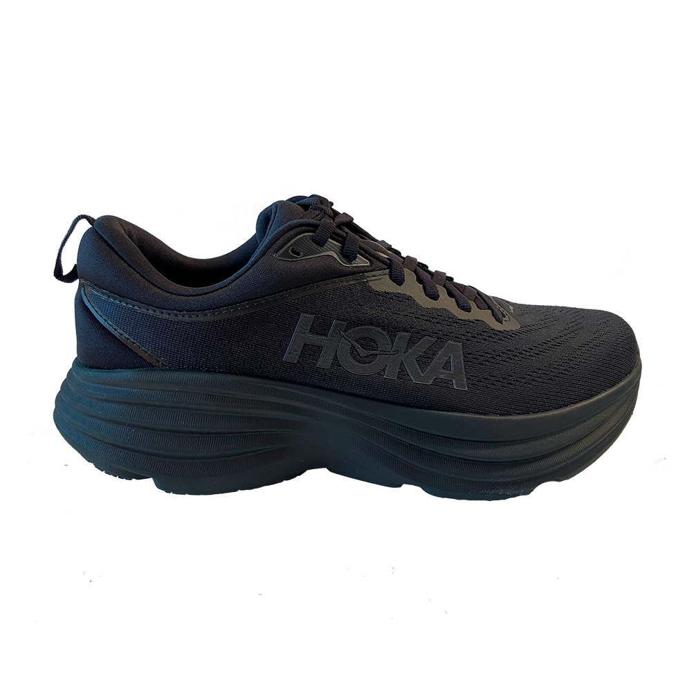 En enkelt, moderne løbesko i helsort fra Hoka med markant, tyk mellemsål, der giver kraftig affjedring og støtte. Overdelen er lavet i åndbart mesh med snørebånd og en lille hæl- eller trækstrop bagpå. Sideteksten HOKA fremtræder diskret, mens skoens rene linjer og robuste sål signalerer komfort og stabilitet til både løb og hverdagsbrug.