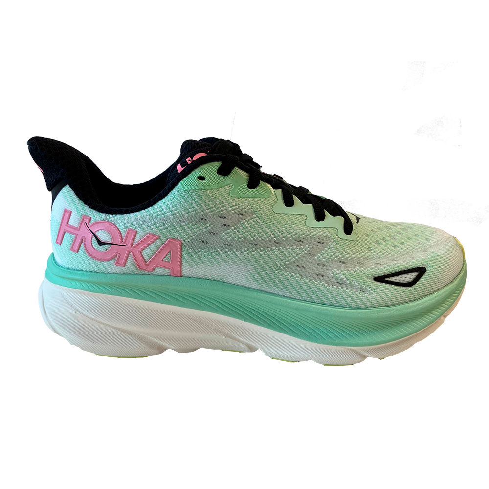 Et mintgrønt HOKA-løbesko med gradient mesh-overdel i lysegrønne toner og sorte snørebånd. Skoen har en markant, tyk mellemsål i hvid og turkis for maksimal affjedring og fremdrift, samt polstret hælkappe for komfort. Pink HOKA-logo på siden giver et kontrastfuldt designelement. Skoens lette, åndbare materiale og brede platform signalerer stabilitet og komfort til både træning og lange løbeture.
