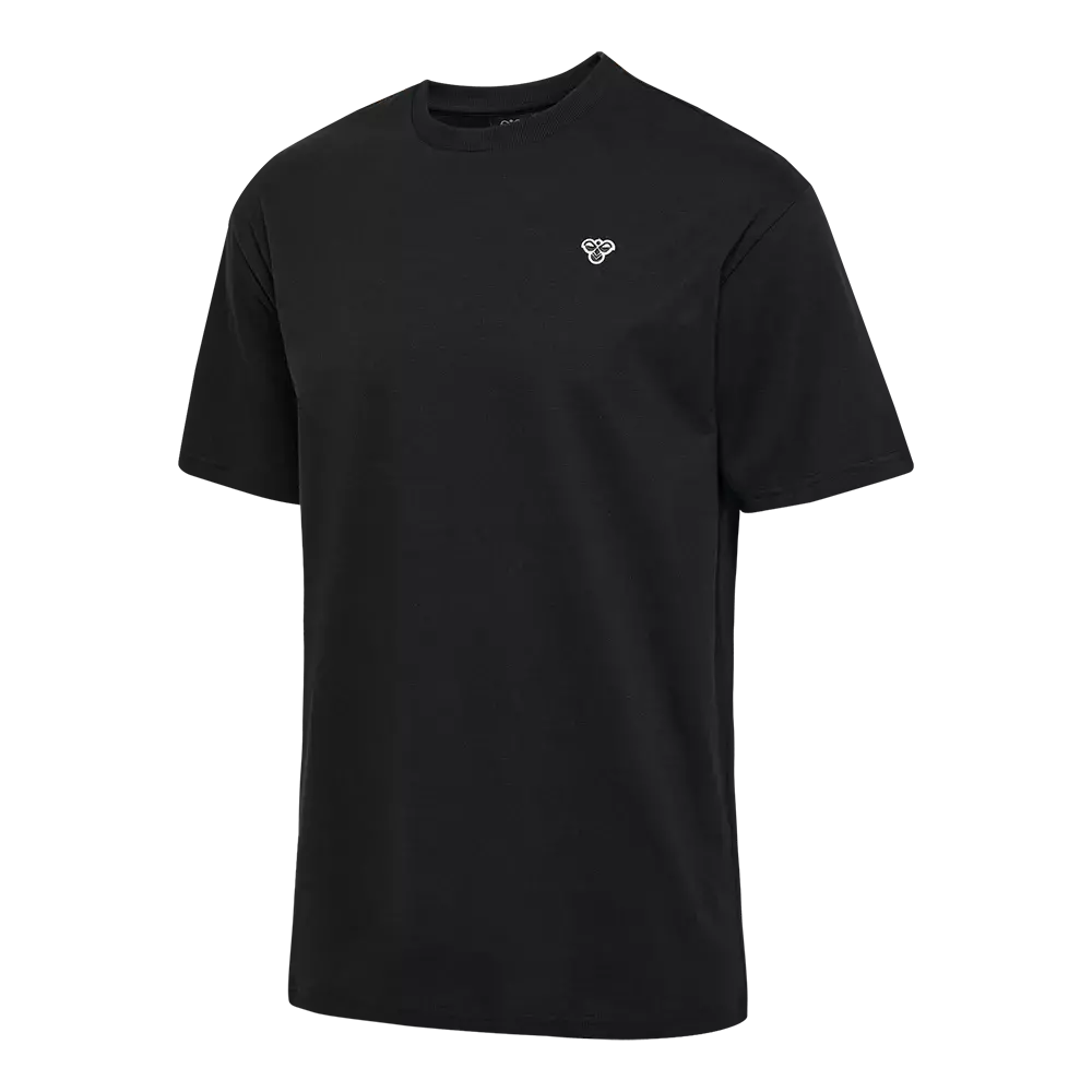En enkel og tidløs sort T-shirt med rund hals og korte ærmer. Stoffet ser blødt og struktureret ud, formet til en klassisk, afslappet pasform. Et lille, hvidt broderet logo på venstre bryst tilfører diskret detalje uden at dominere. Perfekt som basislag i garderoben, nem at style til både hverdag og afslappede weekend‑looks.