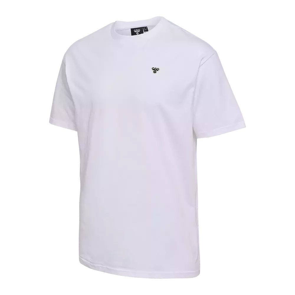 En enkel, hvid t-shirt med rund hals og korte ærmer. Stoffet virker blødt og let, ideelt til hverdag og lag-på-lag. På venstre bryst sidder et lille, diskret broderet logo i kontrastfarve, som giver et subtilt designudtryk. Snittet er klassisk og afslappet, hvilket gør den nem at kombinere med jeans, shorts eller under en jakke til et rent, minimalistisk look.