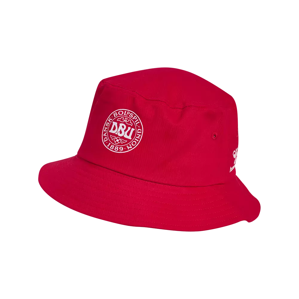 Rød bucket hat i kraftigt stof med bred, blød skygge og diskrete syninger langs kanten. På fronten ses et hvidt, rundt tryk med initialerne "DBU" omgivet af teksten "Dansk Boldspil-Union 1889", hvilket giver et sporty og nationalt præg. Hatten har ventilationshuller i siden og et afslappet, casual snit, der passer godt til fritidsbrug og udendørs aktiviteter.