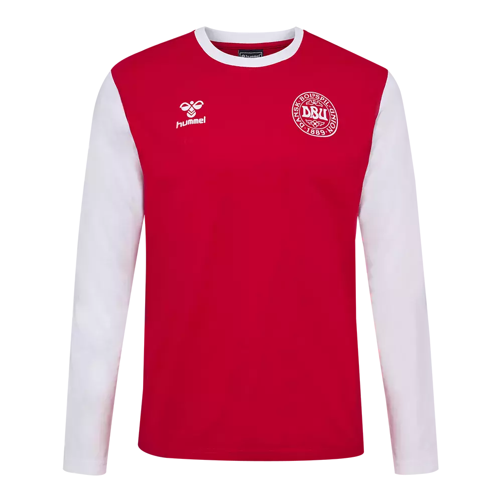 Rød og hvid langærmet fodboldtrøje med klassisk, enkel pasform. Forsiden er dybrød med hvide ærmer og rund, hvid halskant. Hummel-logoet i hvid ses på højre bryst, mens DBU-emblemet pryder venstre side og giver nationalt præg. Trøjen er sporty og tidløs i sit design, velegnet til træning eller kamp og signalerer både tradition og holdånd.