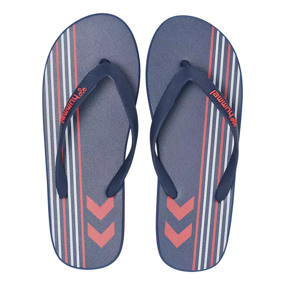 Et par navyblå flipflops med tekstureret gummisål og brede V-remme prydet af et lille logo. Overfladen har diagonale og lodrette striber i hvide og koralrøde nuancer samt to grafiske pile ved tåområdet. Designet er simpelt og sporty, ideelt til strand, pool eller afslappede sommerdage. Letvægtsopbygning og skridsikker overflade giver komfort og stabilitet.