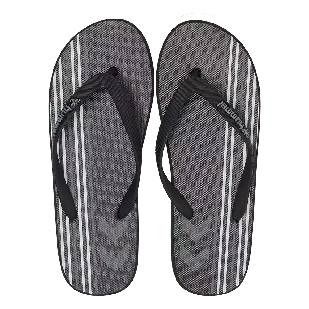 Billedet viser et par grå og sorte flipflops set ovenfra. Sandalerne har mørke, teksturerede såler med hvide striber langs ydersiden og subtile chevron-mønstre i midten. De sorte gummistropper danner en klassisk V-form og er fæstnet med en lille knap mellem tæerne. Enkel og praktisk, ideel til strand, pool eller afslappet hverdagsbrug på varme sommerdage.